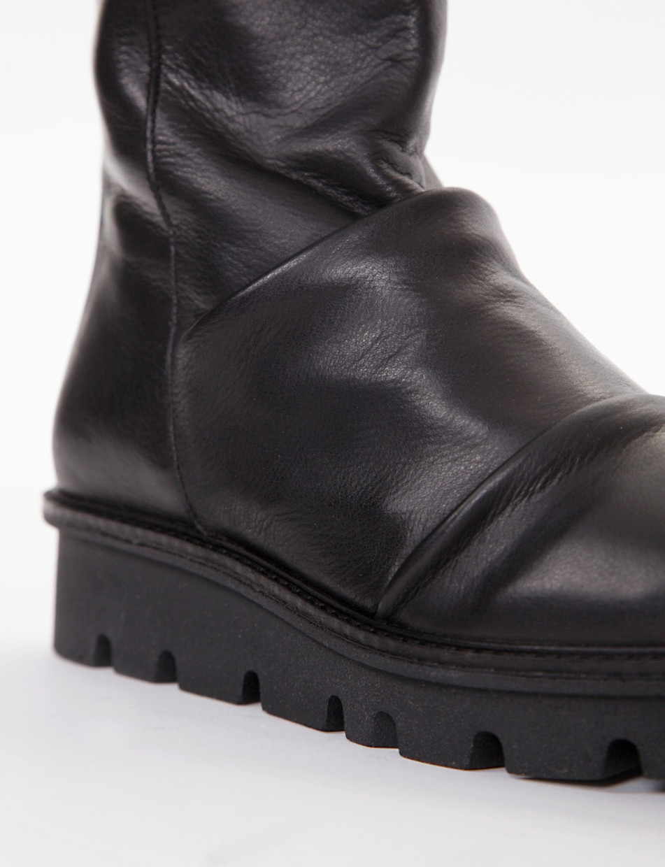 Low heel boots black leather