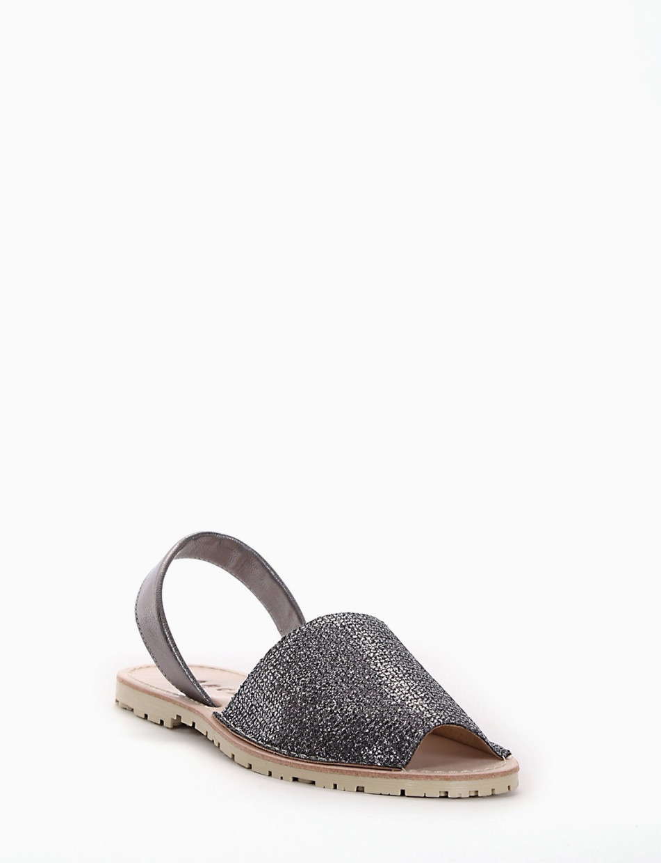 Sandalo basso modello minorchina con fondo in gomma e soletto in vera pelle argento