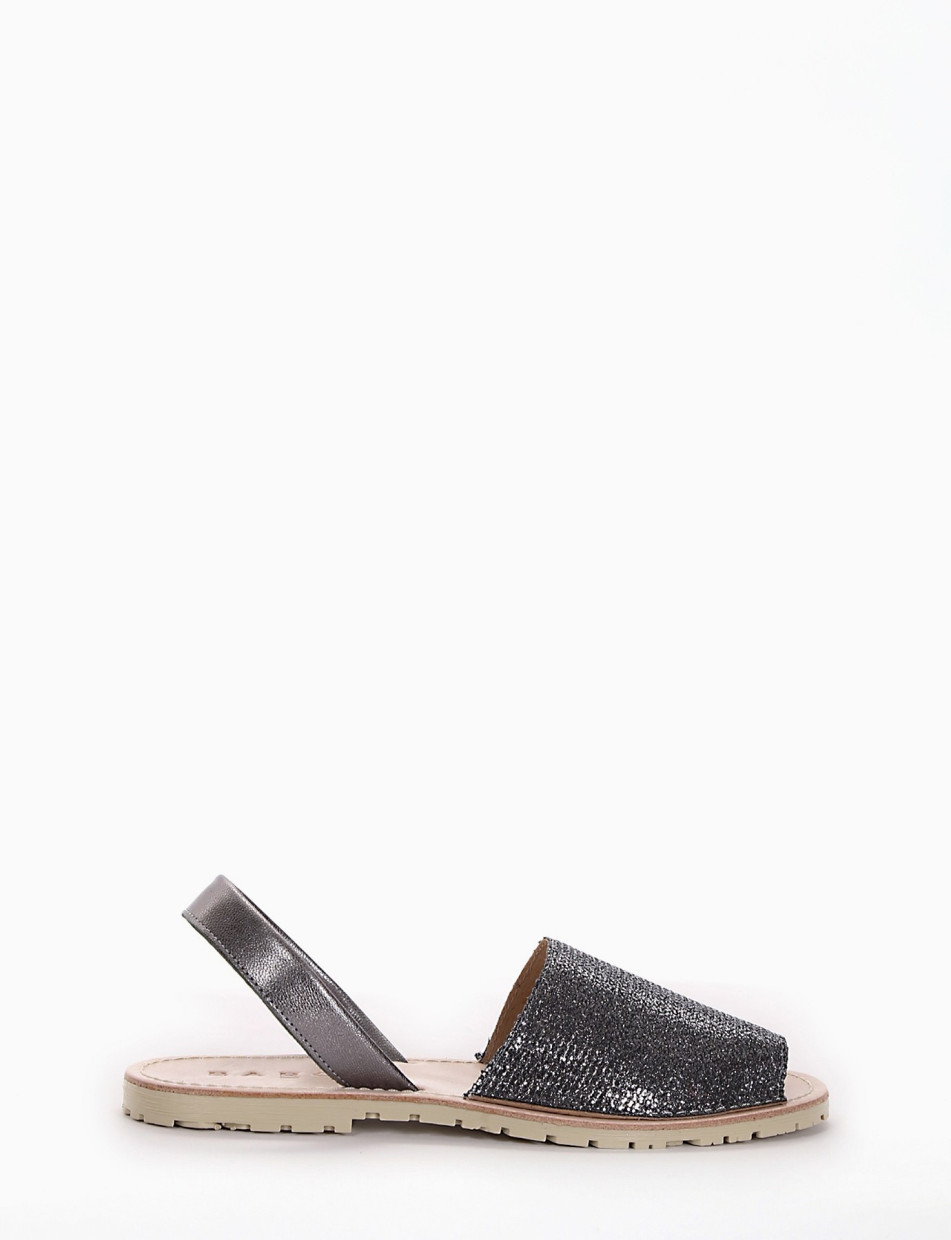 Sandalo basso modello minorchina con fondo in gomma e soletto in vera pelle argento