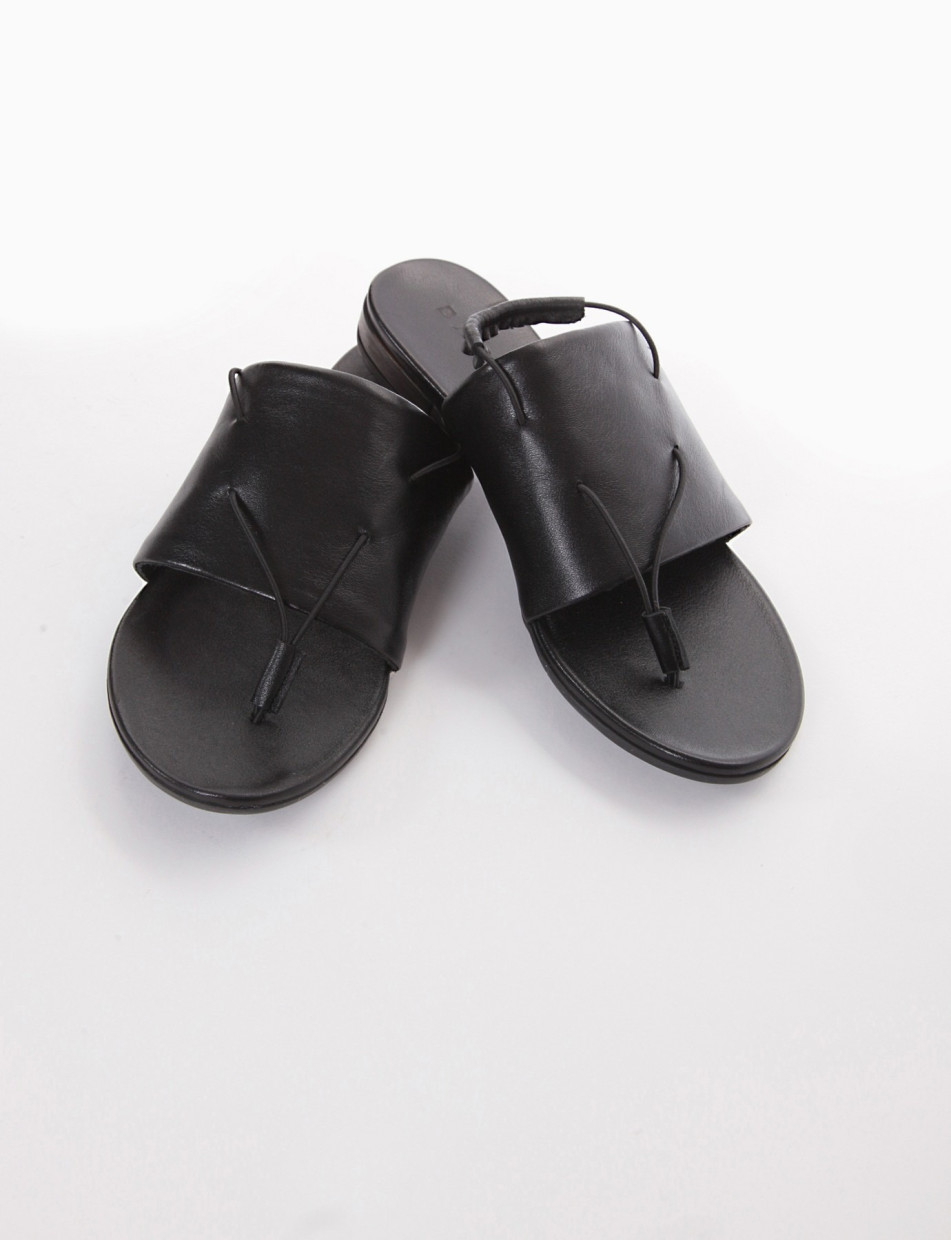 Flip flops heel 1 cm black leather