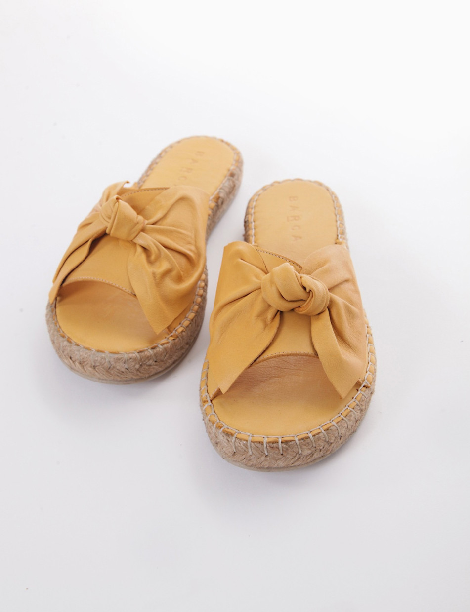 Slippers yellow leather
