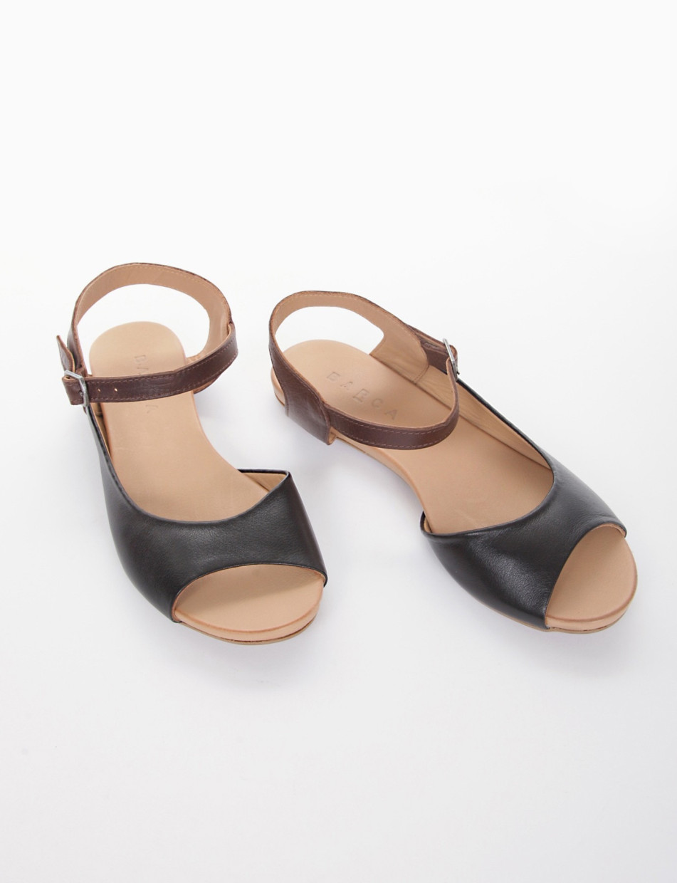 Low heel sandals black leather