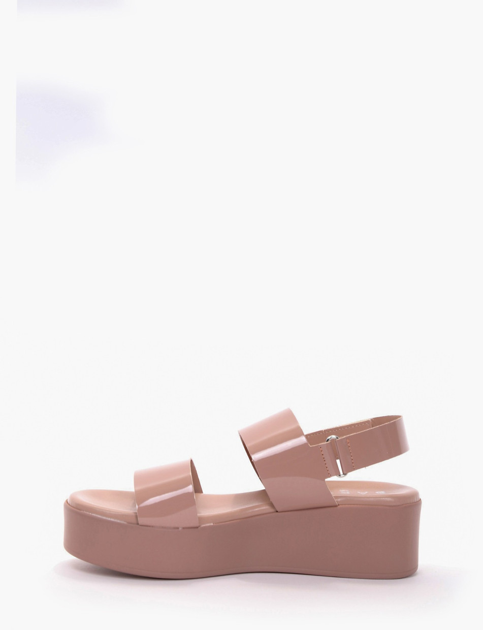 Wedge heels heel 7 cm beige varnish