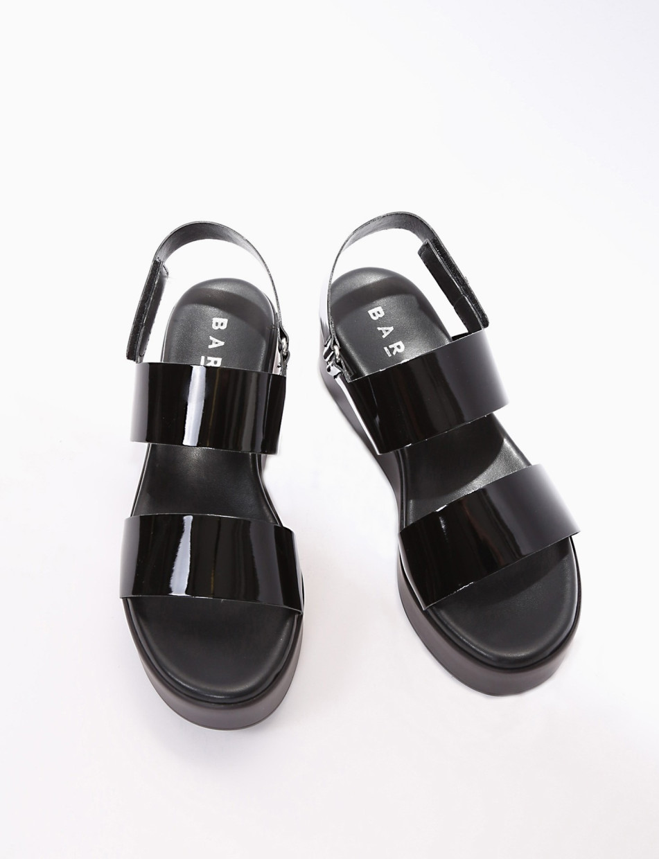 Wedge heels heel 7 cm black varnish