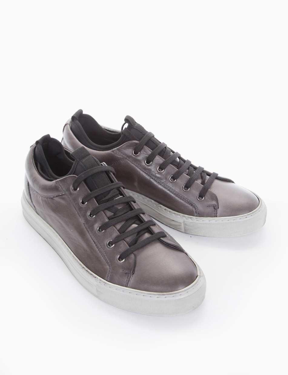 Sneakers grey leather