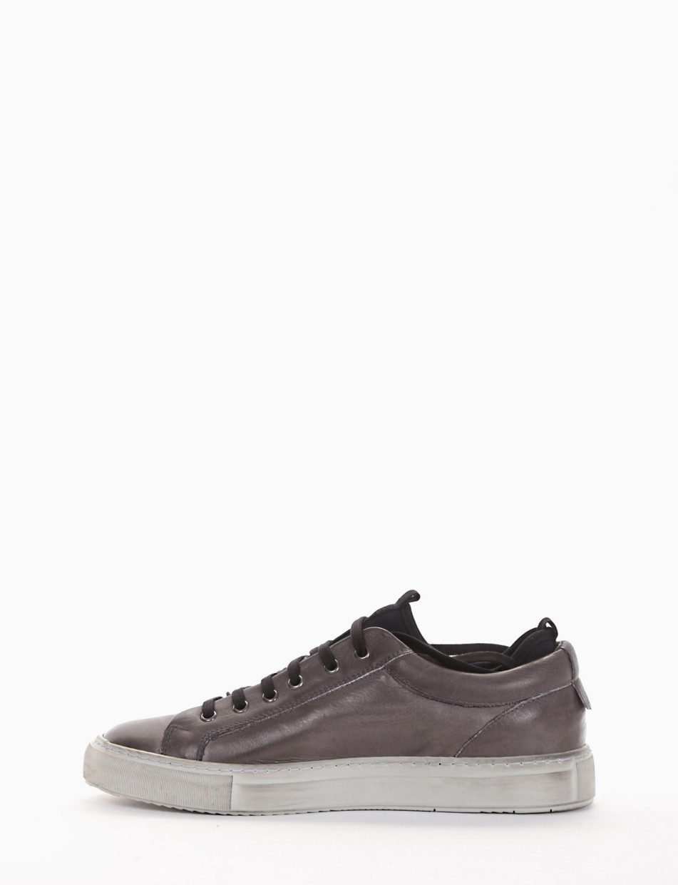 Sneakers grey leather