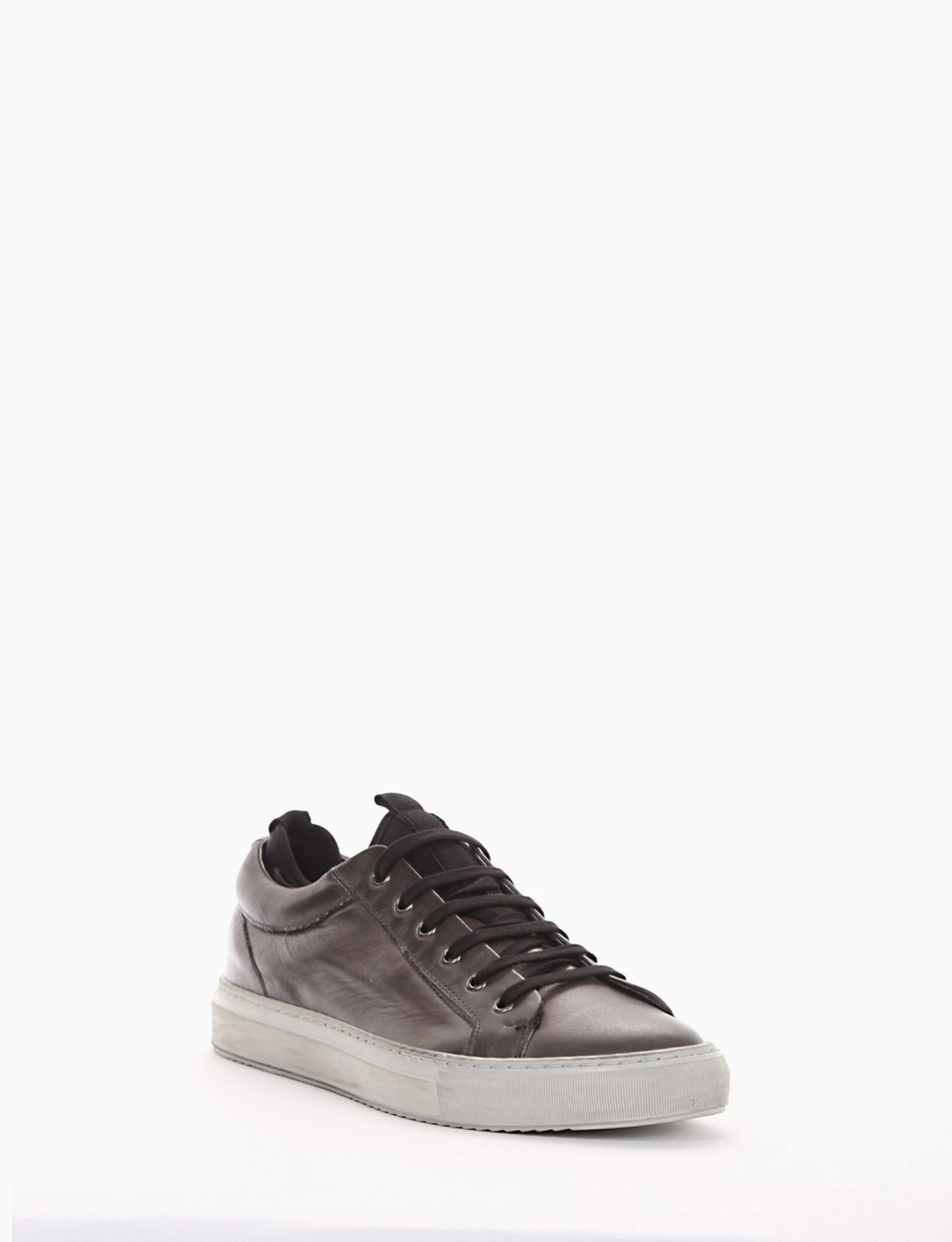 Sneakers grey leather