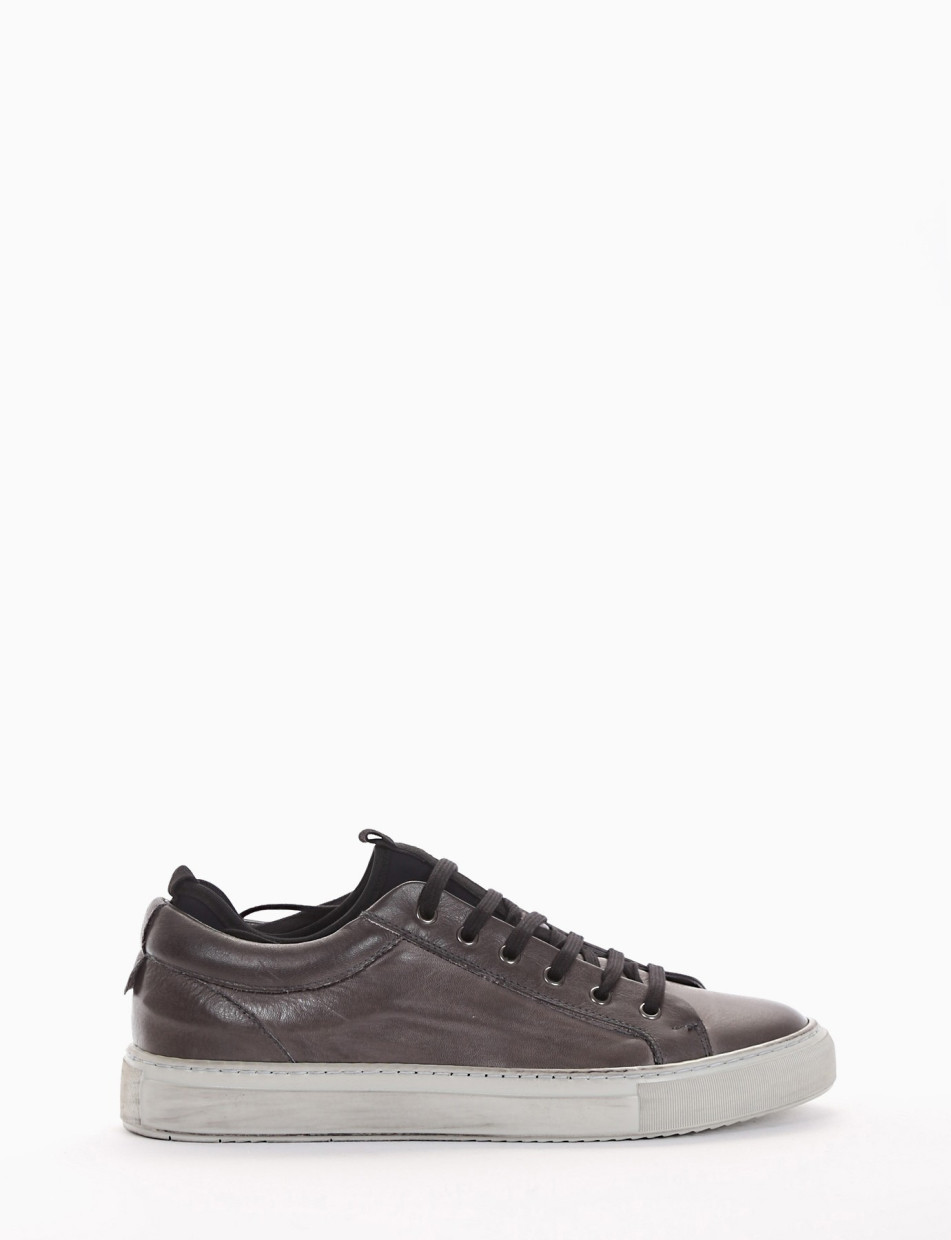 Sneakers grey leather