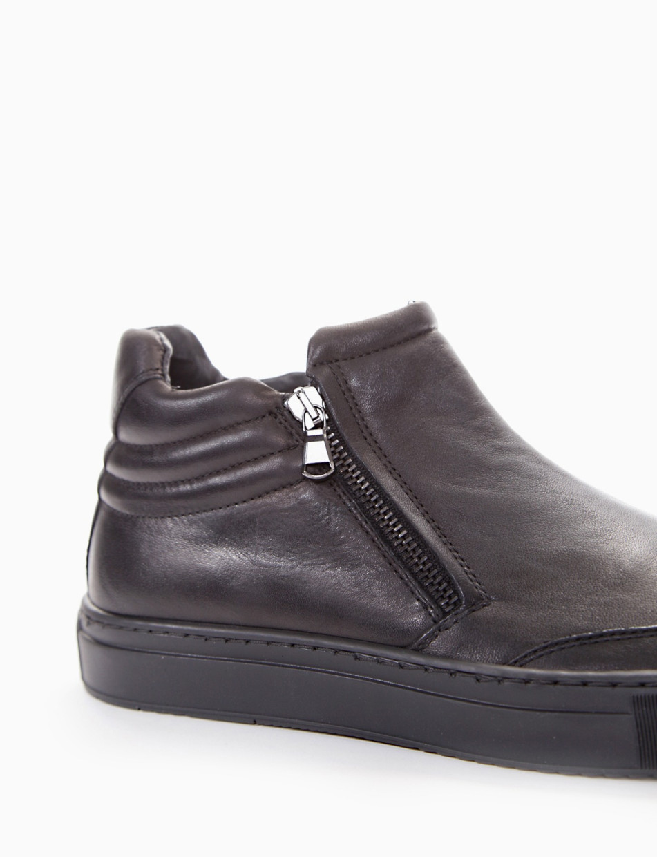 Sneakers black leather