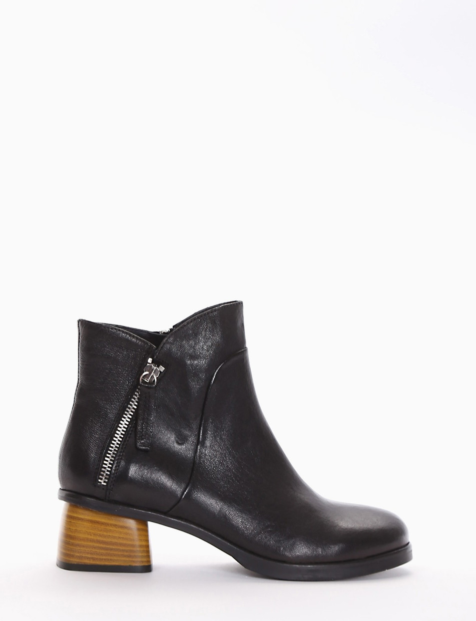 ankle boots with little heel