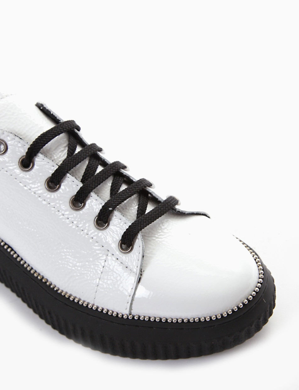 Sneakers white varnish