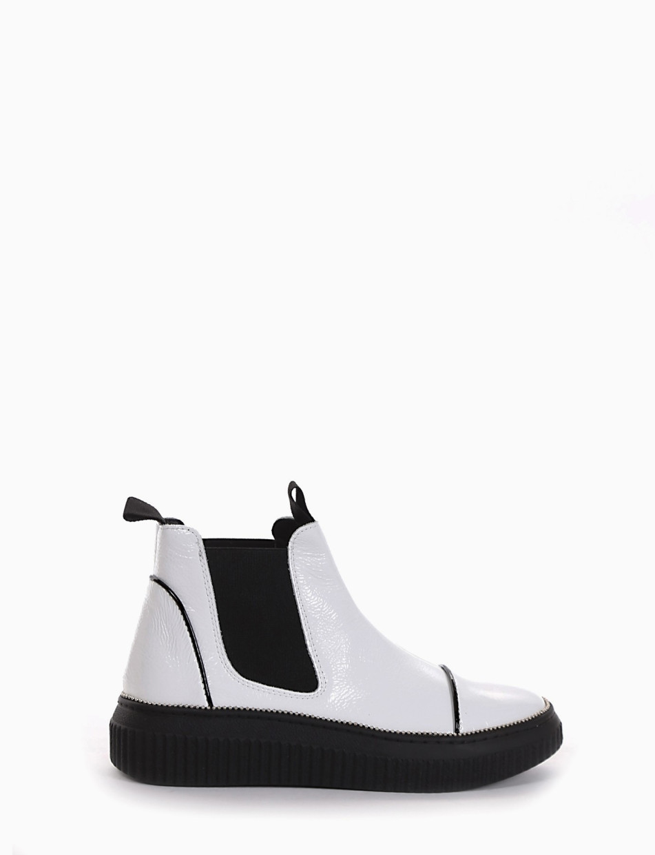 Sneaker chelsea boot con fondo gomma e soletto interno in vera pelle. Tomaia in morbida vernice bianco