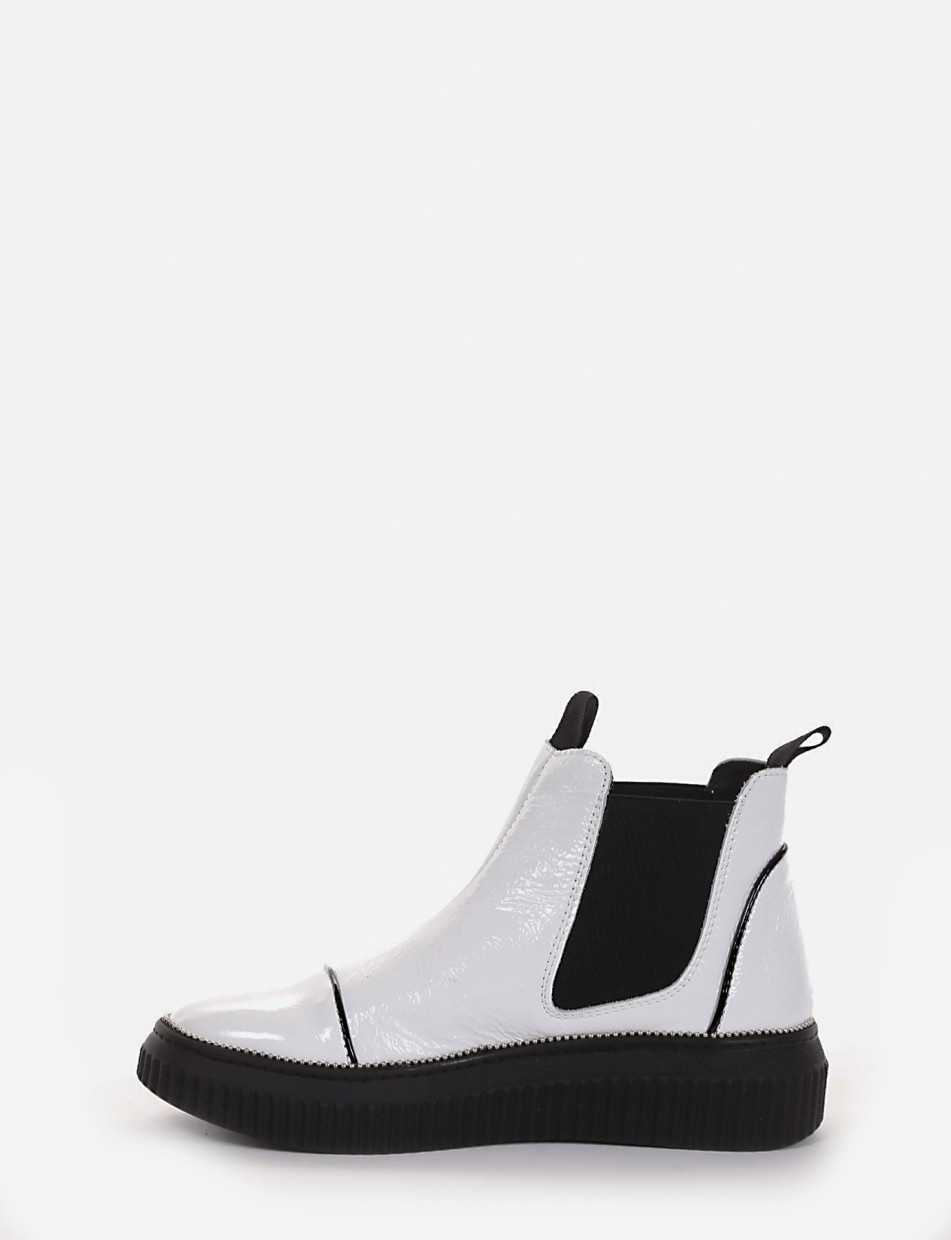 Sneaker chelsea boot con fondo gomma e soletto interno in vera pelle. Tomaia in morbida vernice bianco