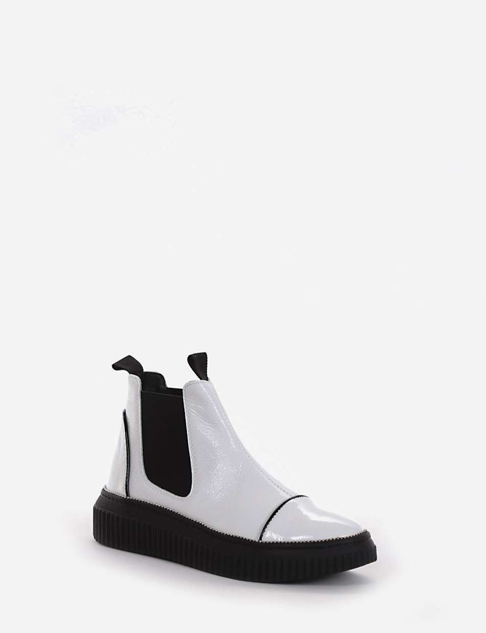 Sneaker chelsea boot con fondo gomma e soletto interno in vera pelle. Tomaia in morbida vernice bianco