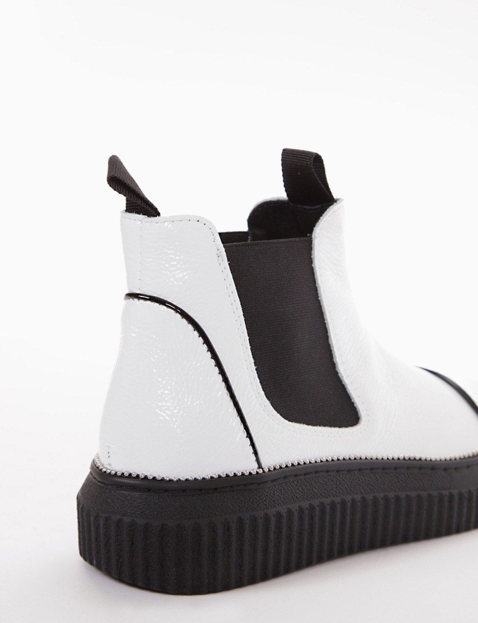 Sneaker chelsea boot con fondo gomma e soletto interno in vera pelle. Tomaia in morbida vernice bianco