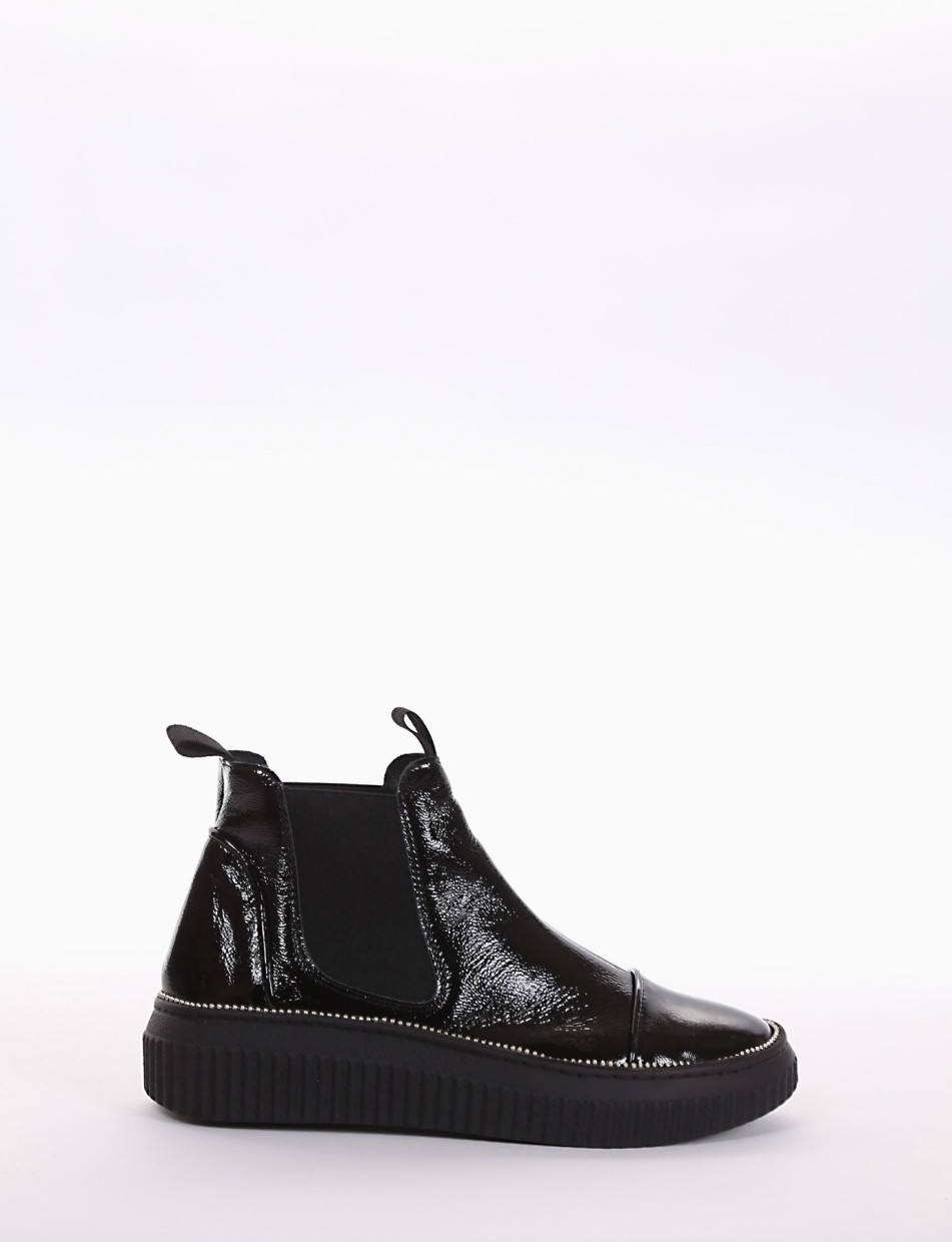 Sneaker chelsea boot con fondo gomma e soletto interno in vera pelle. Tomaia in morbida vernice nero