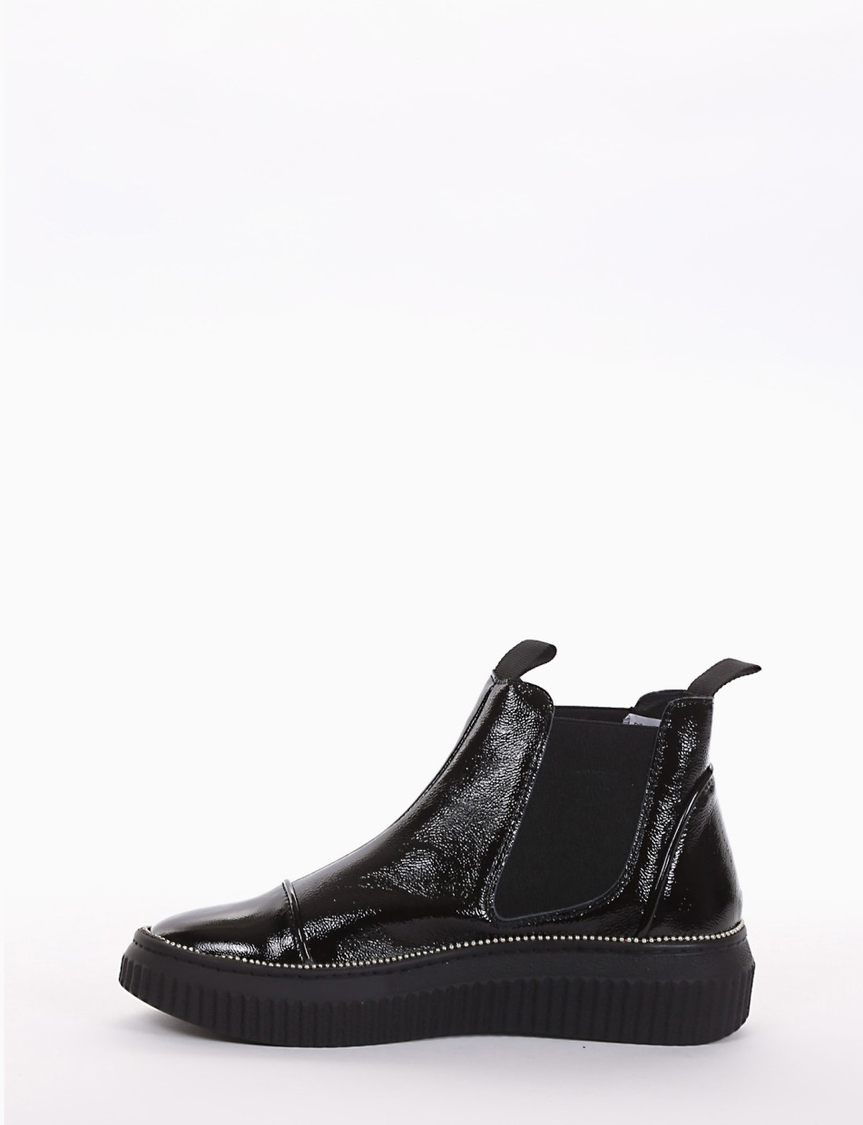 Sneaker chelsea boot con fondo gomma e soletto interno in vera pelle. Tomaia in morbida vernice nero