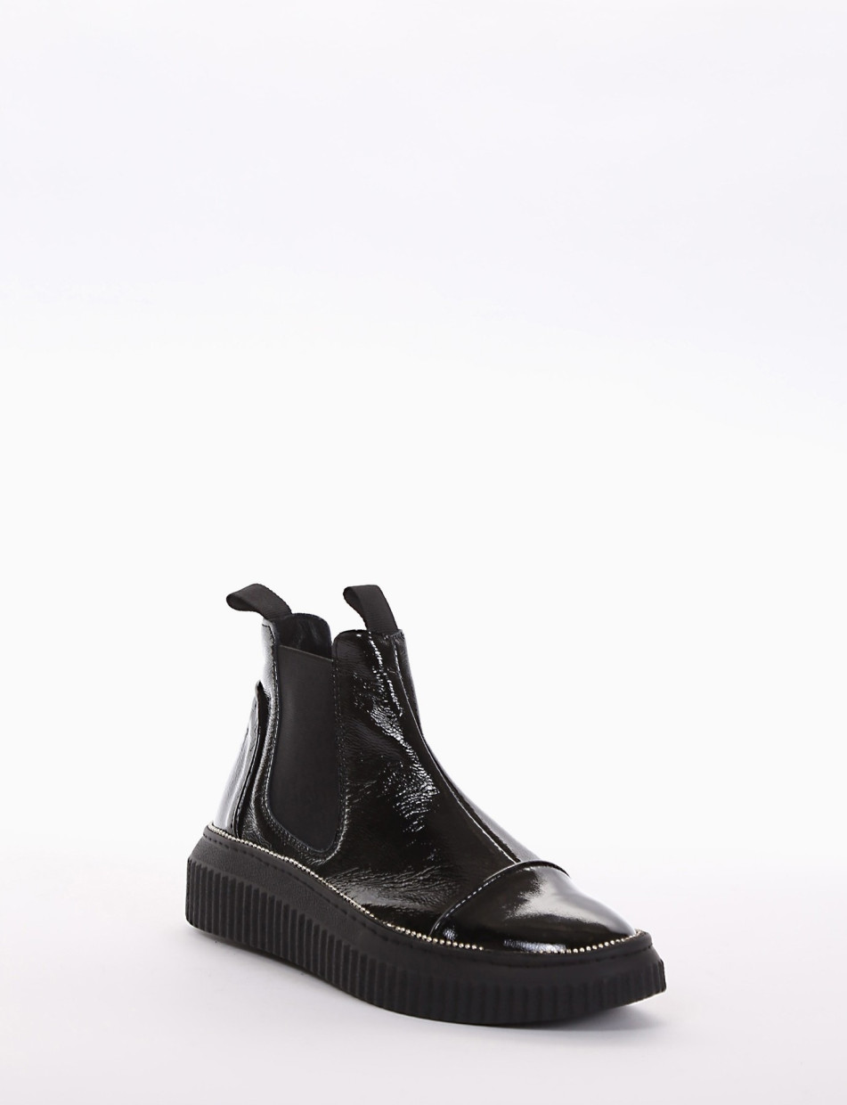 Sneaker chelsea boot con fondo gomma e soletto interno in vera pelle. Tomaia in morbida vernice nero