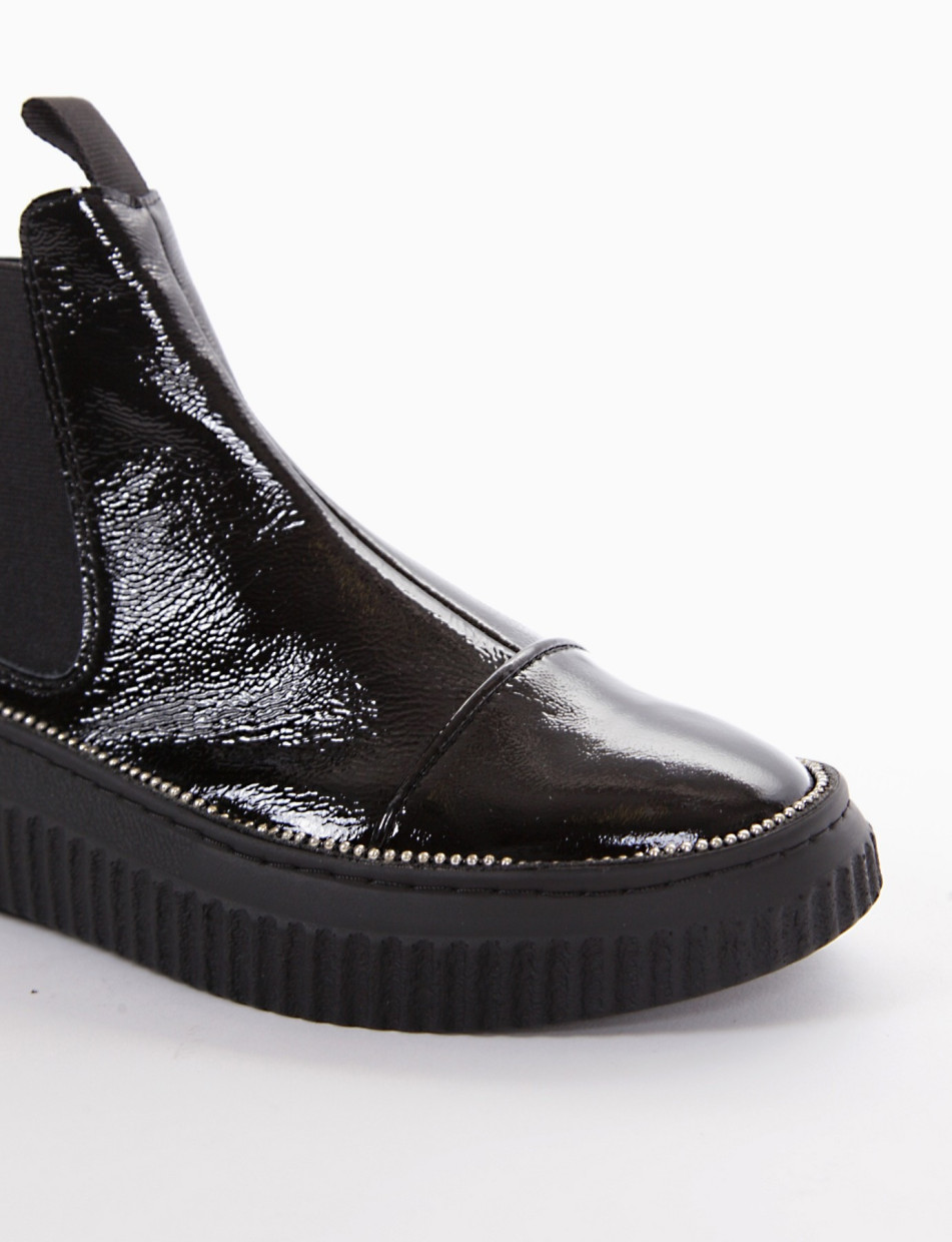 Sneaker chelsea boot con fondo gomma e soletto interno in vera pelle. Tomaia in morbida vernice nero