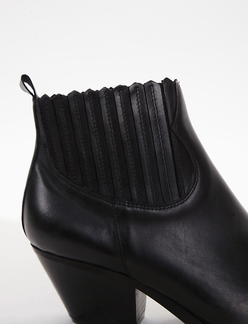 stivaletto tacco 5 cm nero