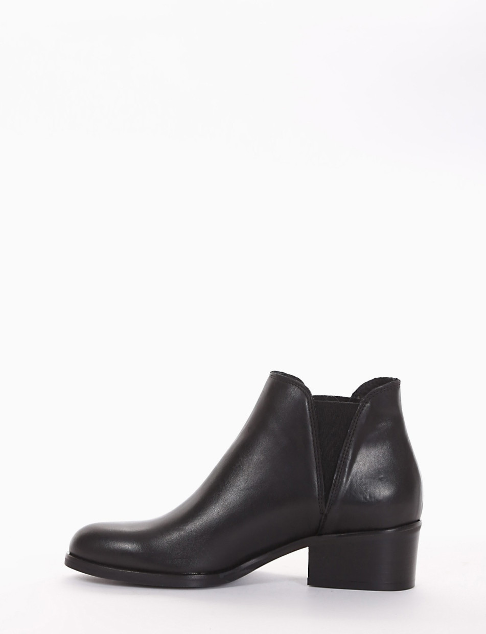 Low heel ankle boots heel 3 cm black leather