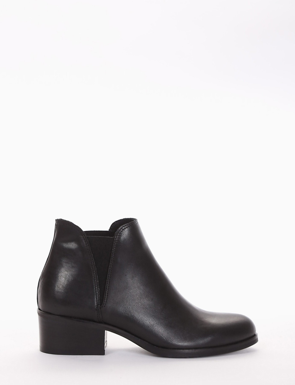 Low heel ankle boots heel 3 cm black leather