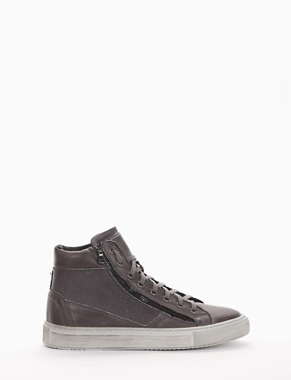 Sneakers grey leather