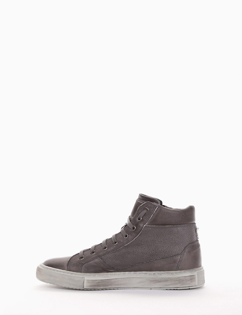 Sneakers grey leather