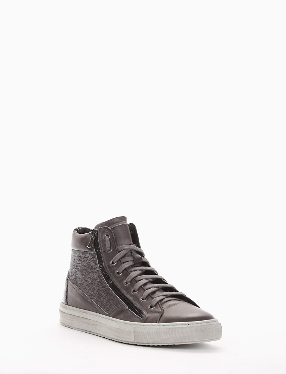 Sneakers grey leather