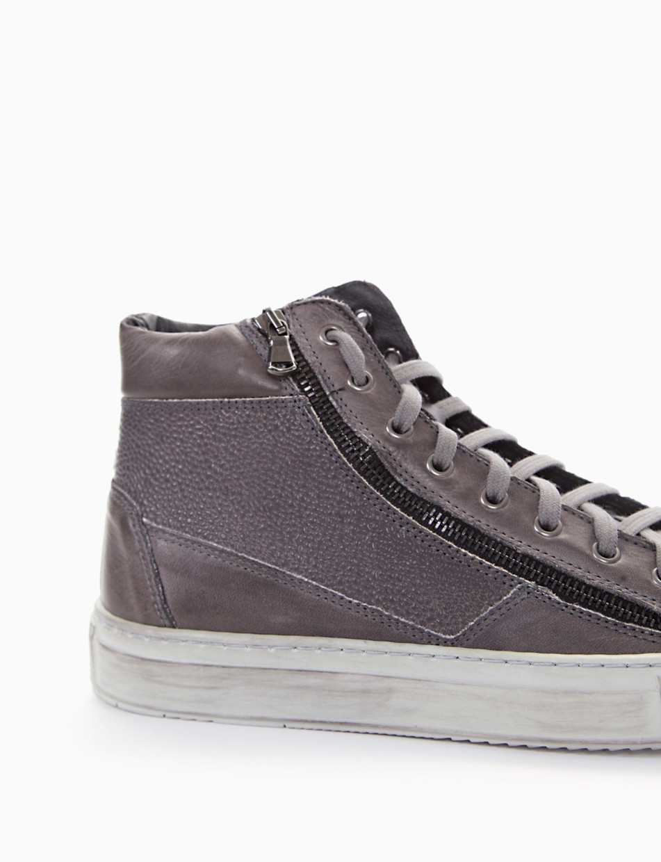 Sneakers grey leather