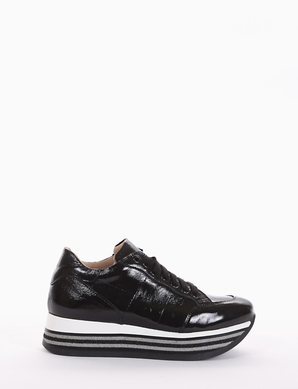 Sneakers black varnish