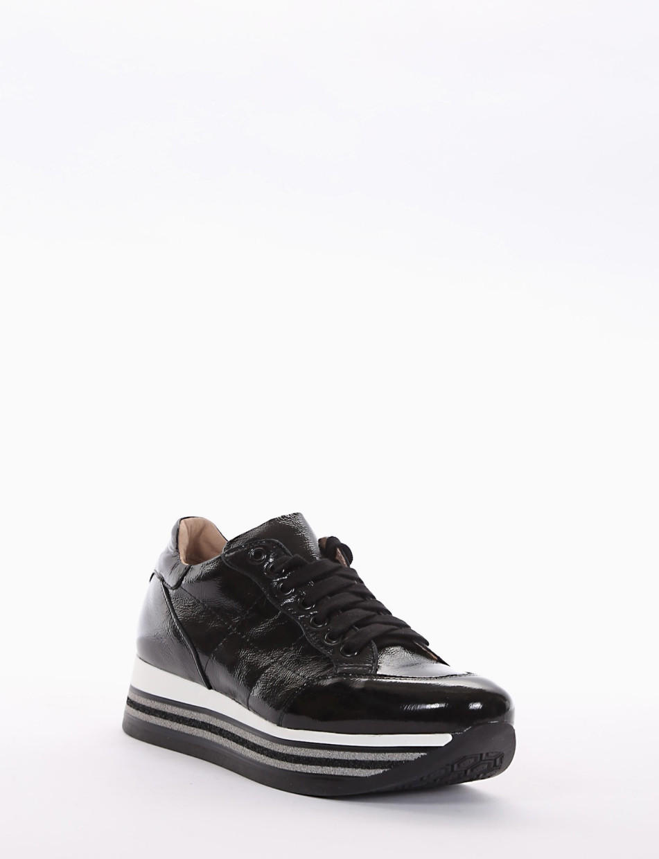 Sneakers black varnish