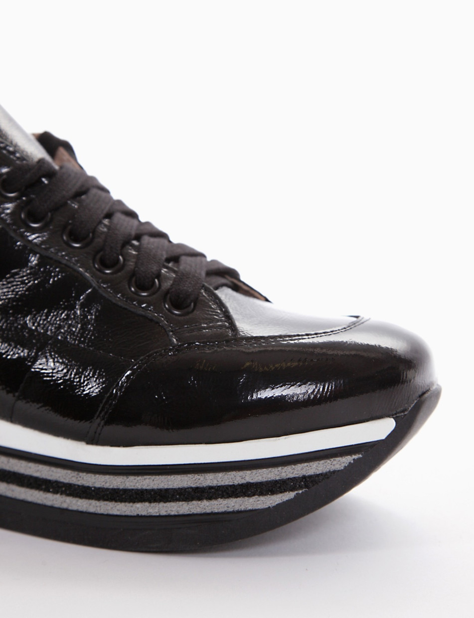 Sneakers black varnish