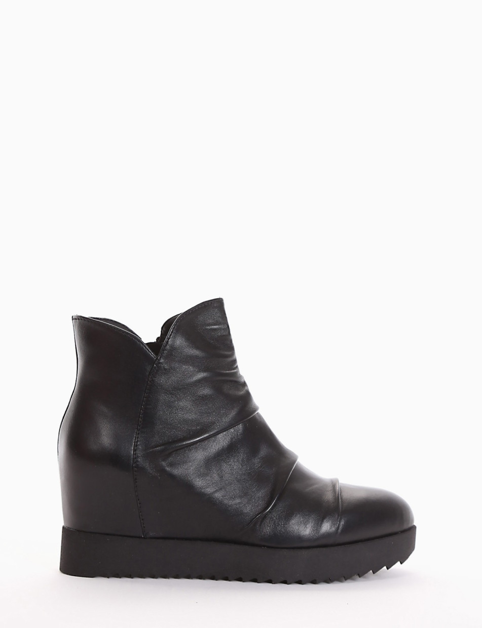stivaletto con zeppa unifiorme alta 3 cm nero