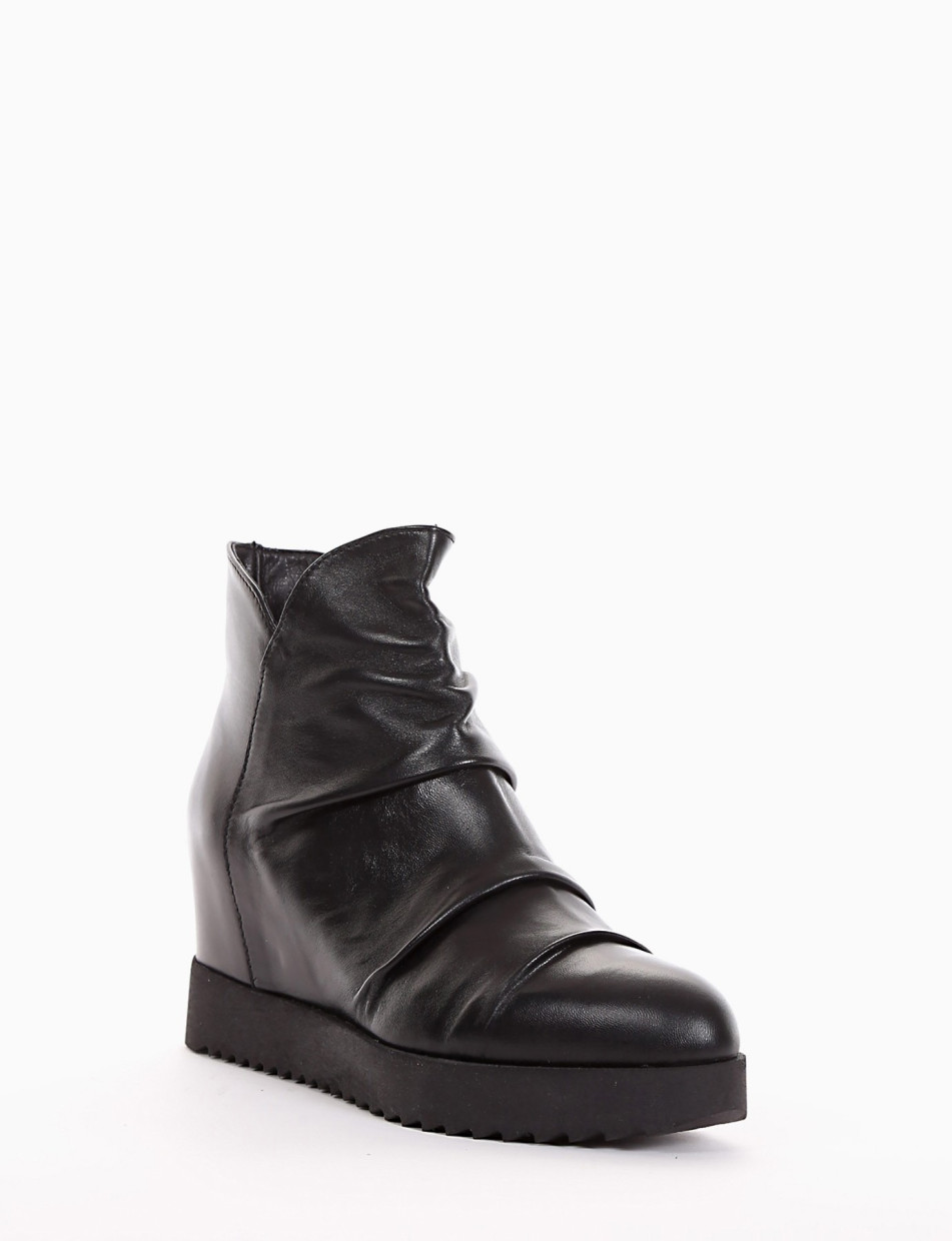 stivaletto con zeppa unifiorme alta 3 cm nero