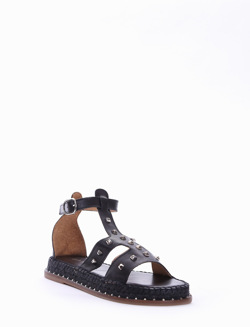 Low heel sandals black leather