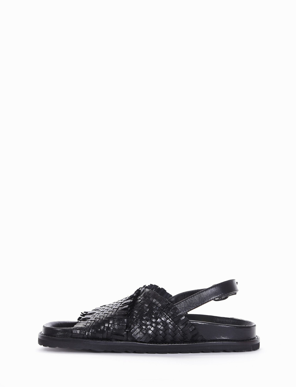 Low heel sandals black leather