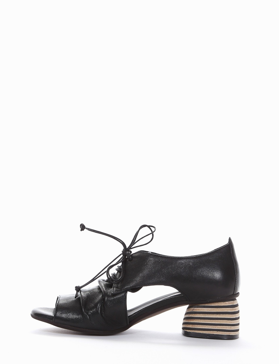 scarpa lacci tacco 5 cm nero