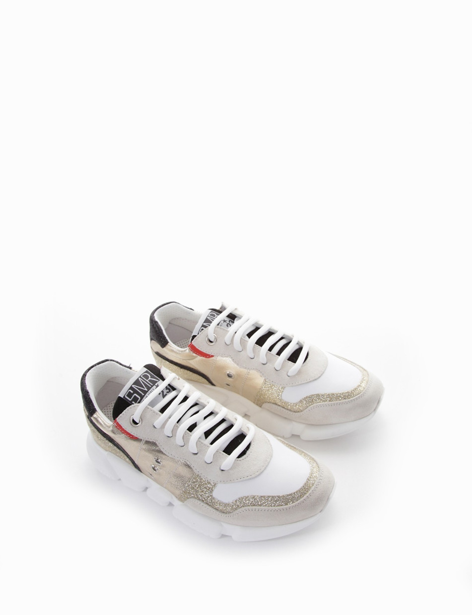 Sneaker fondo gomma e soletto interno in vera pelle. Tomaia multimateriale in camoscio grigio bianco
