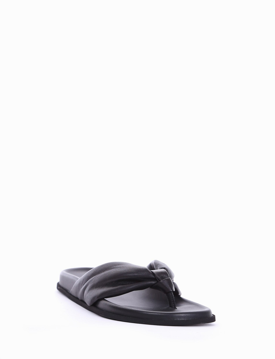 Low heel sandals black leather