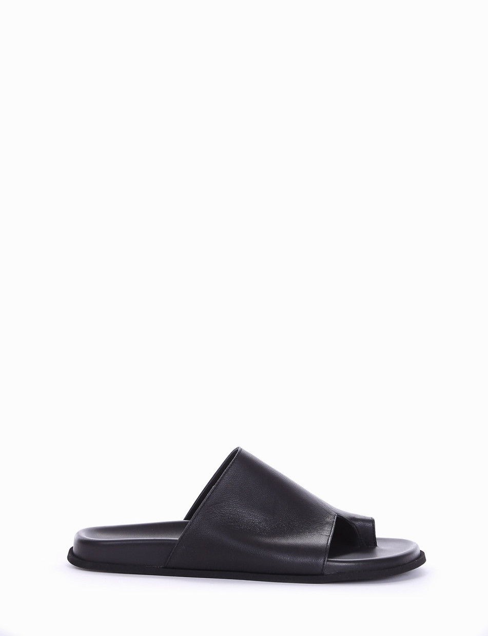 Low heel sandals black leather