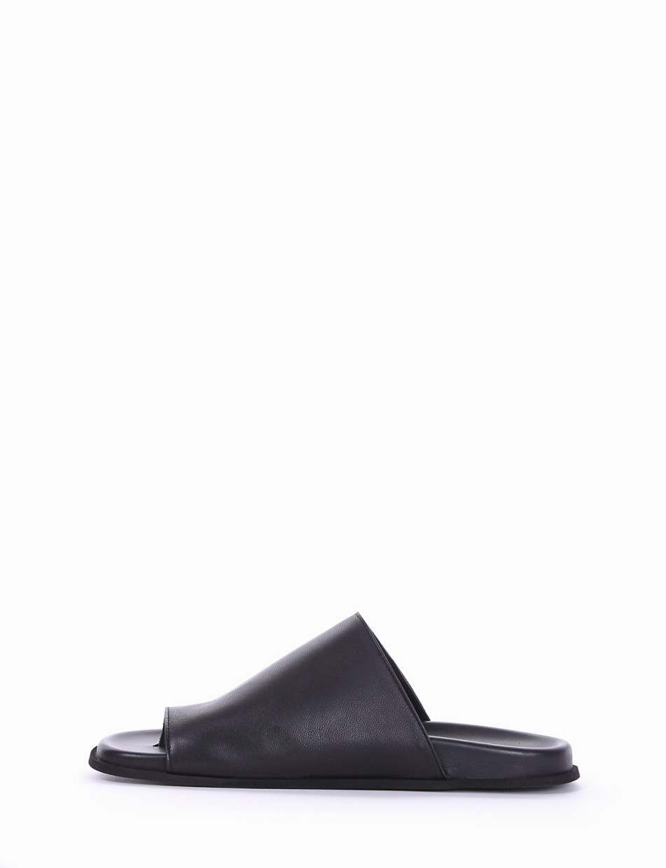 Low heel sandals black leather