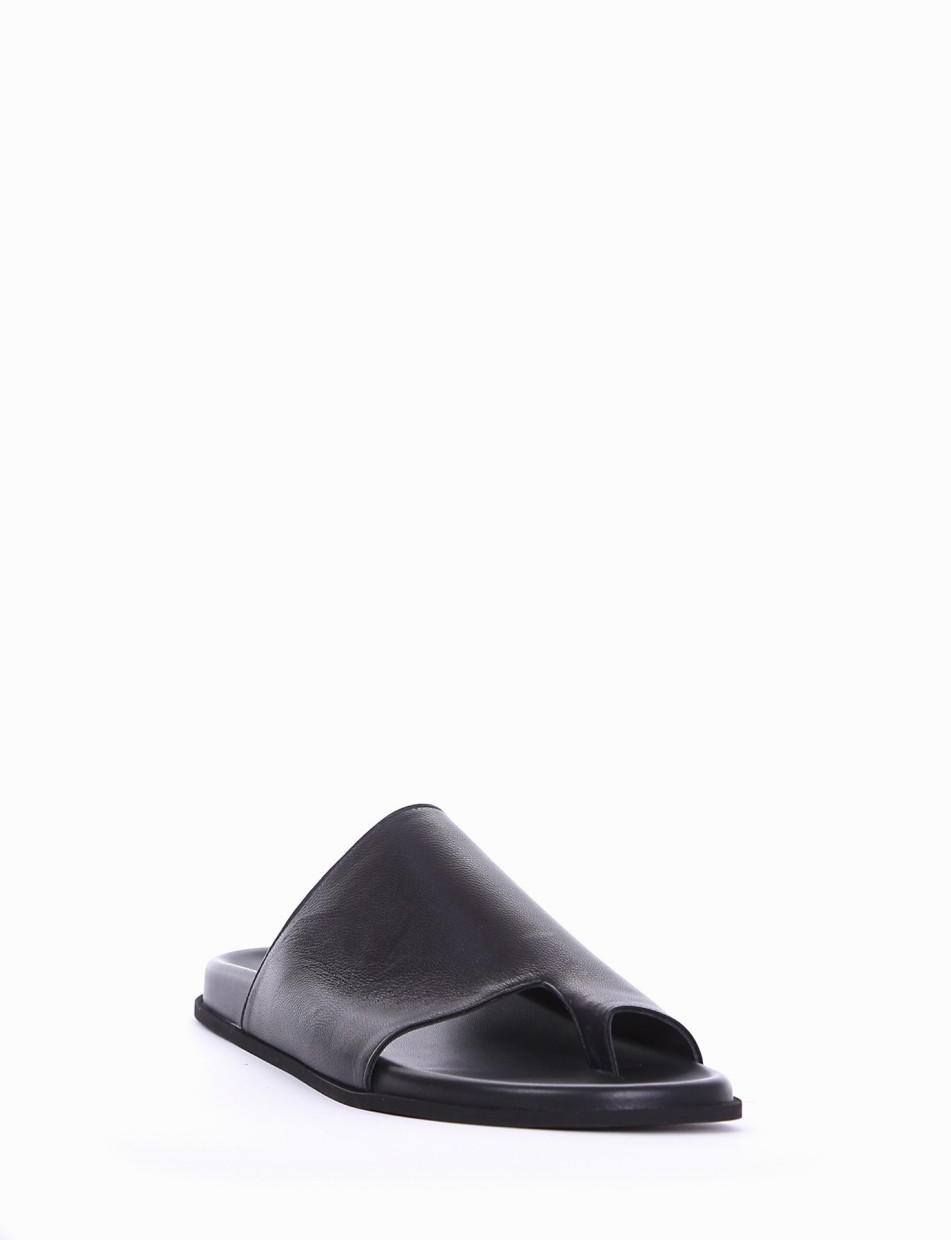 Low heel sandals black leather