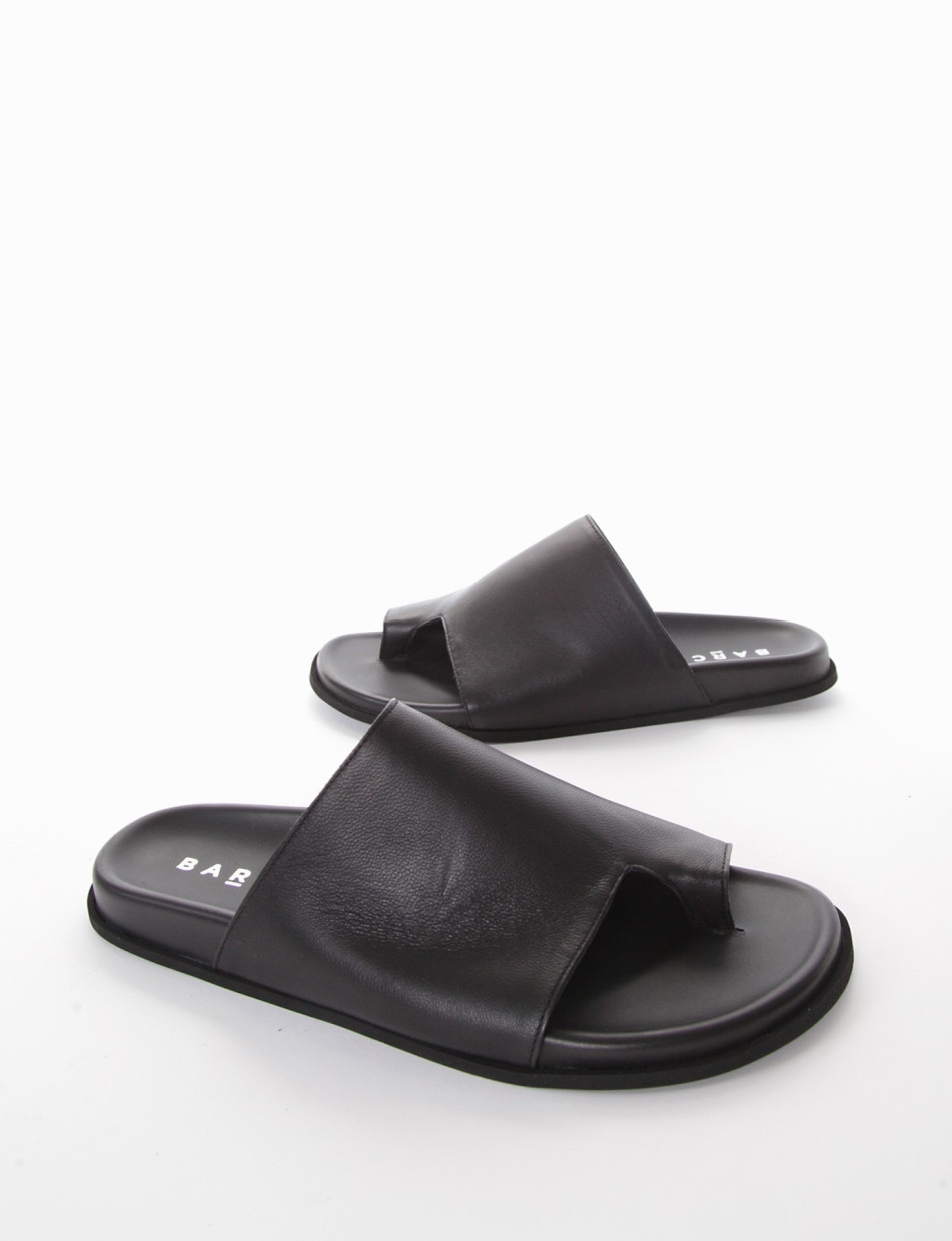 Low heel sandals black leather