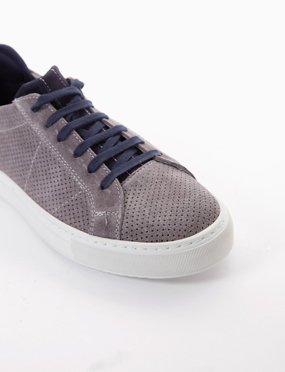 Sneakers grey leather