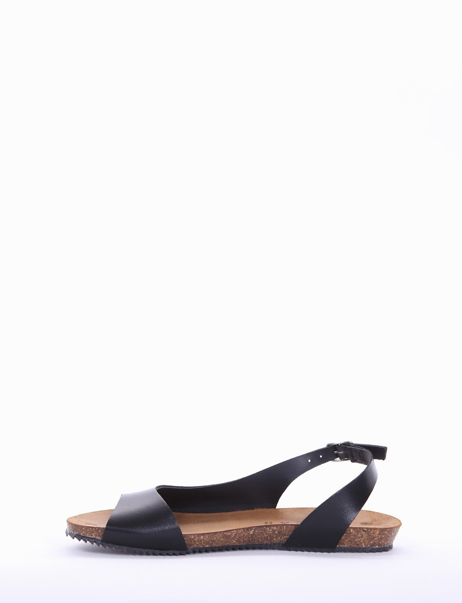 Low heel sandals black leather