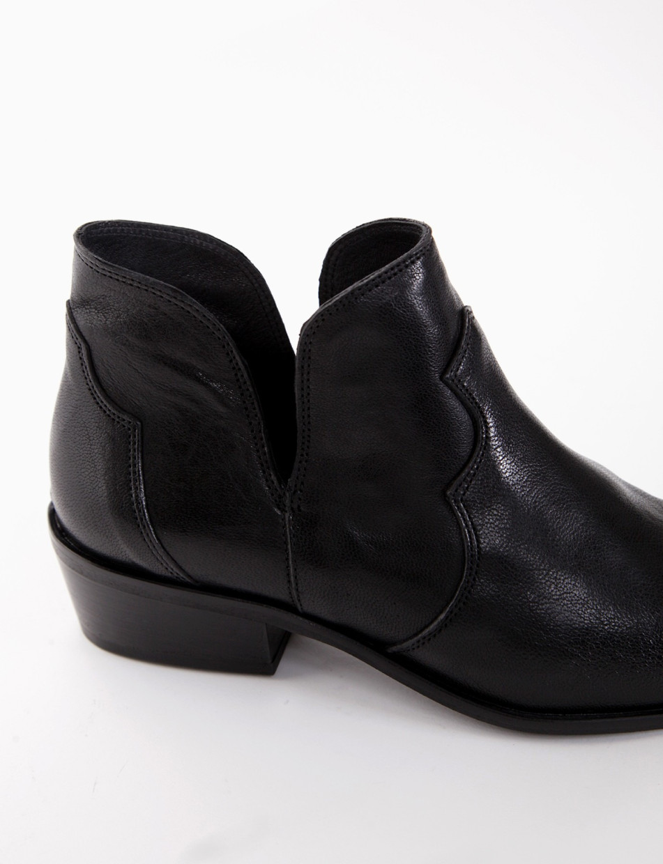 Low heel ankle boots heel 4 cm black leather