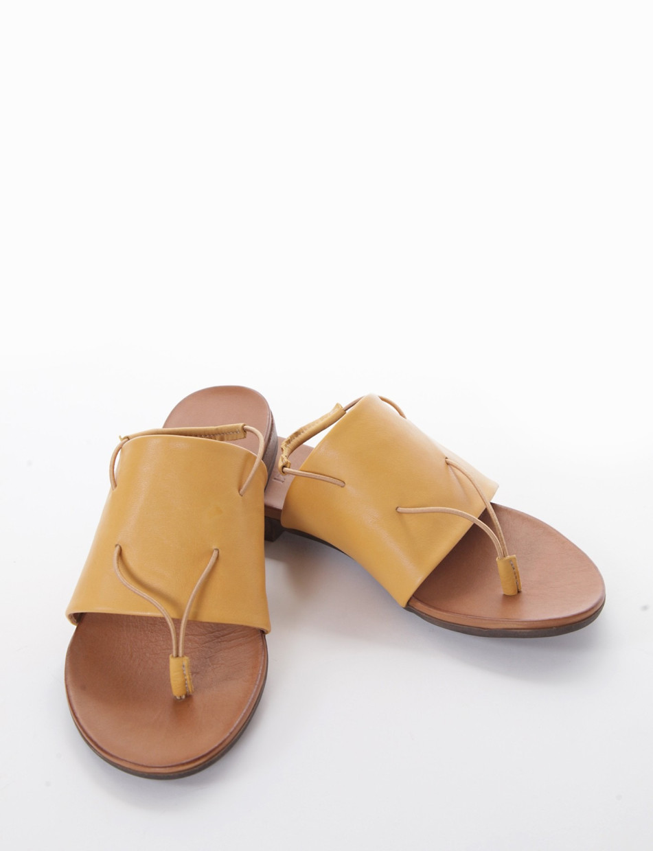 Flip flops heel 1 cm yellow leather