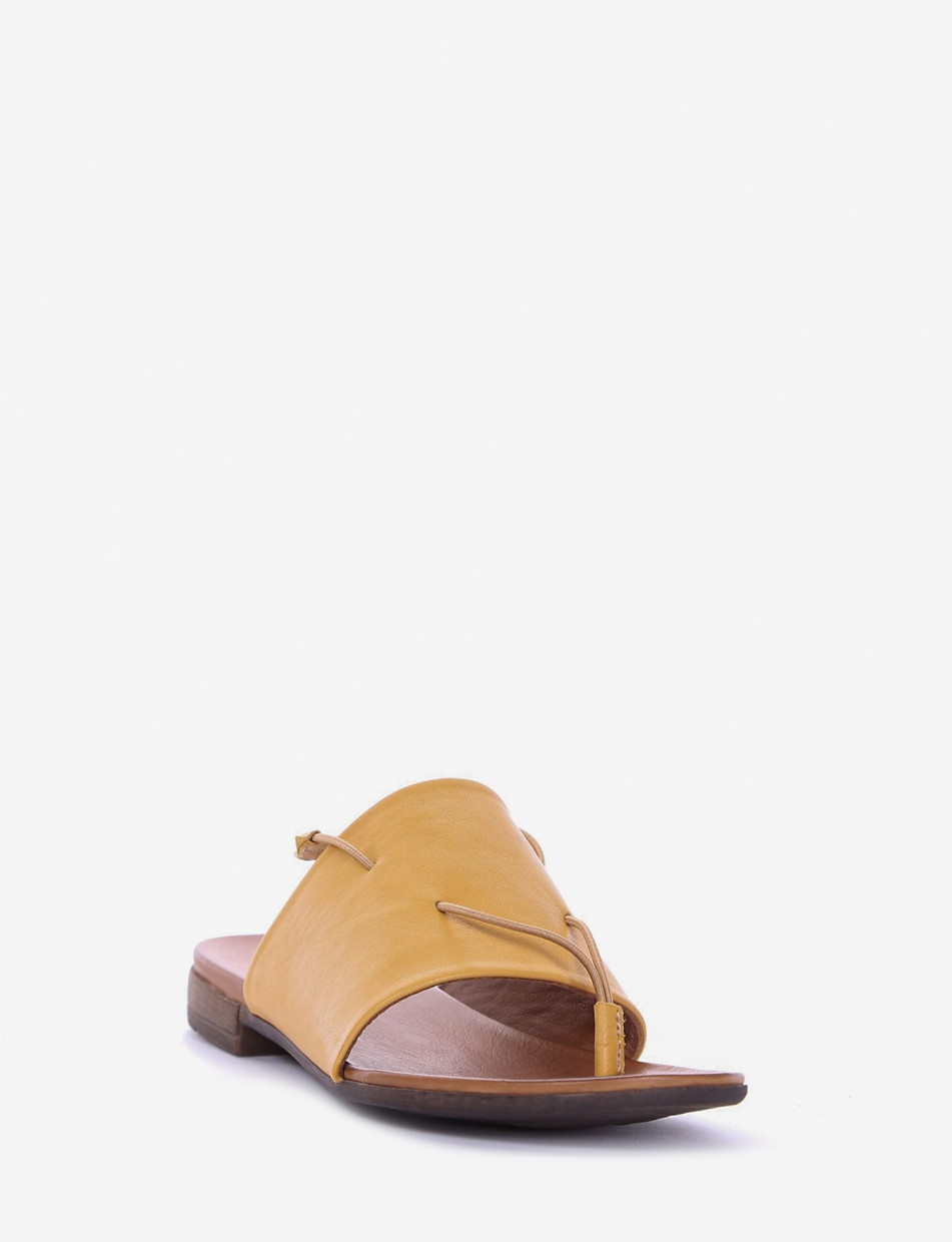 Flip flops heel 1 cm yellow leather