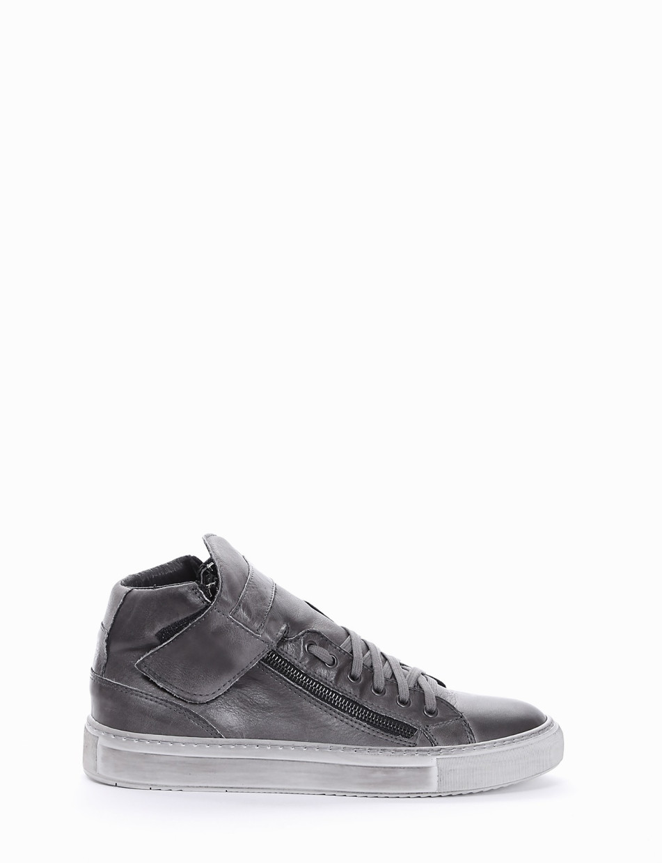 Sneakers grey leather